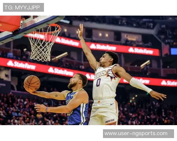 布克专注提升低位背身单打技巧关键时刻展现个人能力